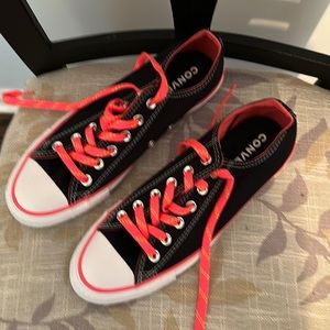 Brand new never worn women’s converse low top sneakers